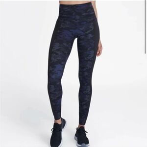 Spanx Sara Blakely Booty Boost Active Printed Leggings Purple/navy Geo Camo